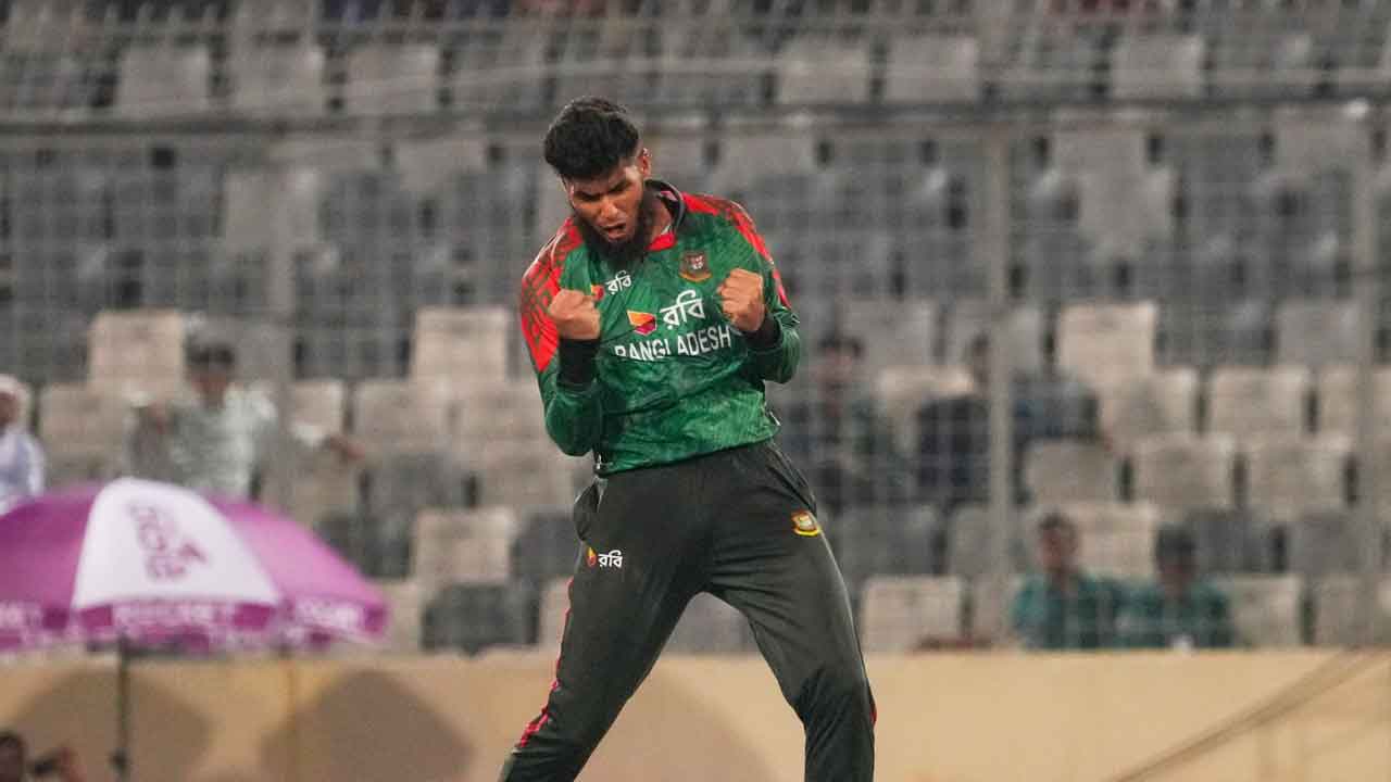 মিরপুরে ব্যাটিং বিপর্যয়ে রিশাদের রেকর্ড ঝড়, ইতিহাস গড়লেন ২৭৮ স্ট্রাইক রেটে